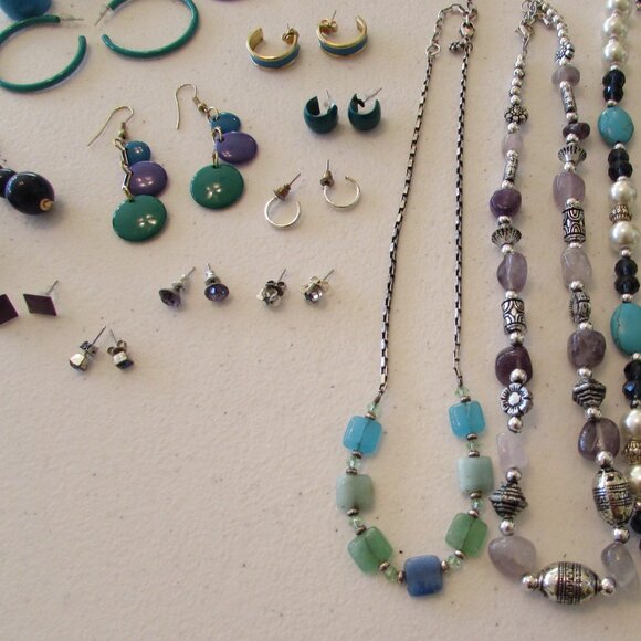 Lot of Costume Jewelry - Blues/Purples/Beads - Picture 4 of 15